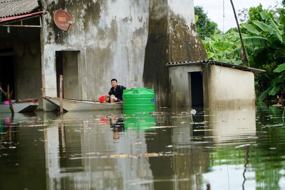 Riêng về thực phẩm, những người đàn ông khỏe mạnh được giao nhiệm vụ chèo thuyền hoặc lội nước để đi mua. Ảnh: Quách Du