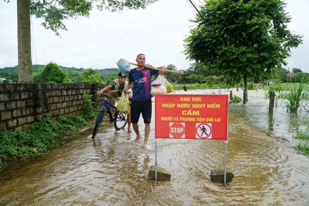 Anh Bui Van Cuong (o khu pho Ngoc Bo, thi tran Kim Tan) cho biet, may hom nay chiu canh nuoc ngap, cuoc song rat kho khan, do dac trong nha deu phai di chuyen den noi cao rao. Ben canh do, viec mua ban nhu yeu pham cung gap kho khan. Anh: Quach Du