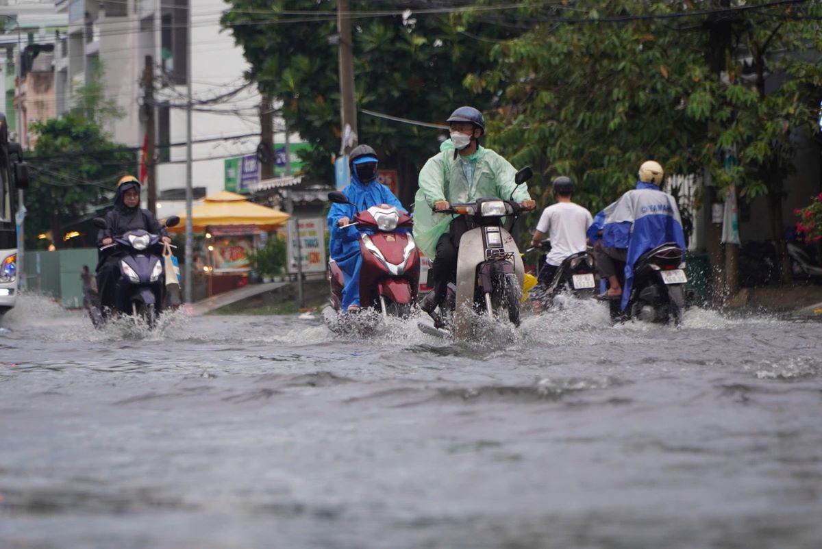 Đến 17h30, dù trời đã hết mưa nhưng một đoạn đường Lê Cơ (quận Bình Tân) dài khoảng 300m và nhiều đường nhánh xung quanh vẫn đang bị ngập nước từ 20-30cm.