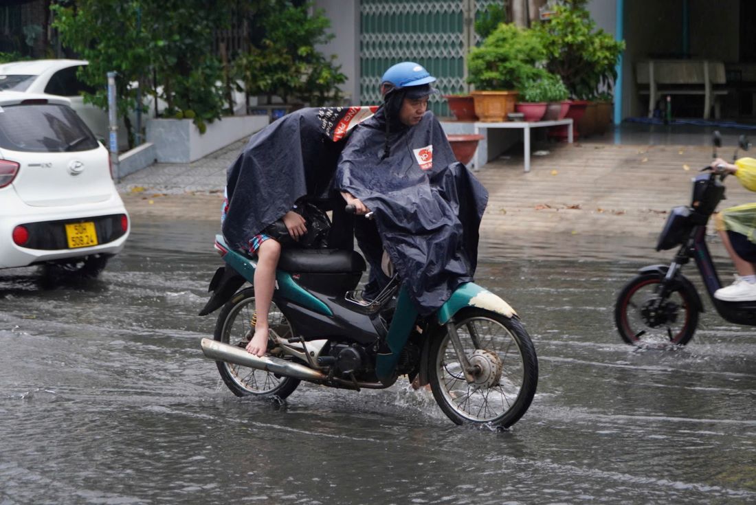 Một phương tiện bị chết máy, người dân phải xuống dắt bộ.