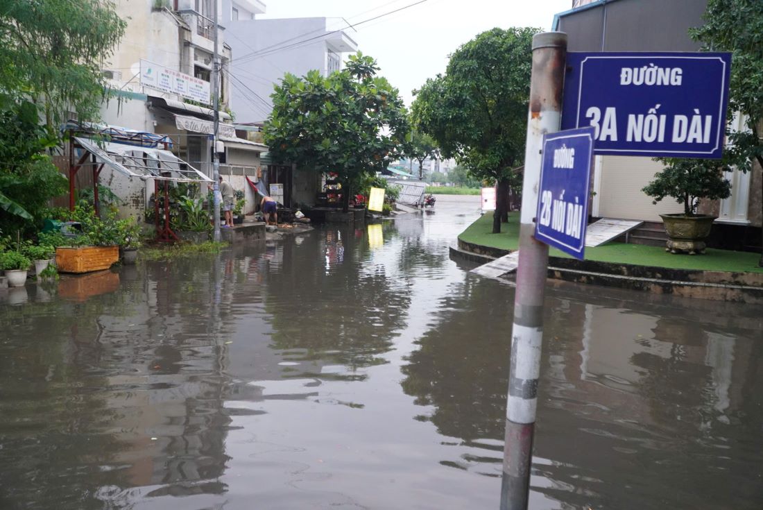 Một số đường nhánh xung quanh đường Lê Cơ cũng rơi vào tình trạng ngập nước.