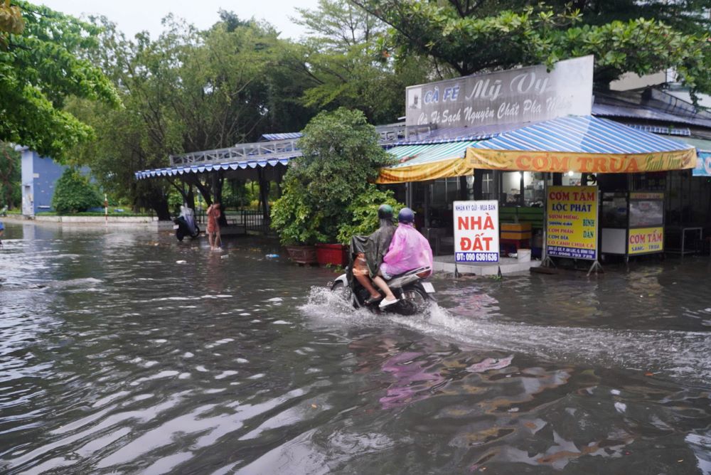 “Khu vực này cứ mưa lớn là ngập. Hôm nay như vậy là ngập chưa lớn, nhiều hôm nước ngập đến gần hết bánh xe, nhiều người sơ ý là bị ngã, xe chết máy nhiều lắm“, bà Lê Xuân, người dân sống ở khu vực này nói.