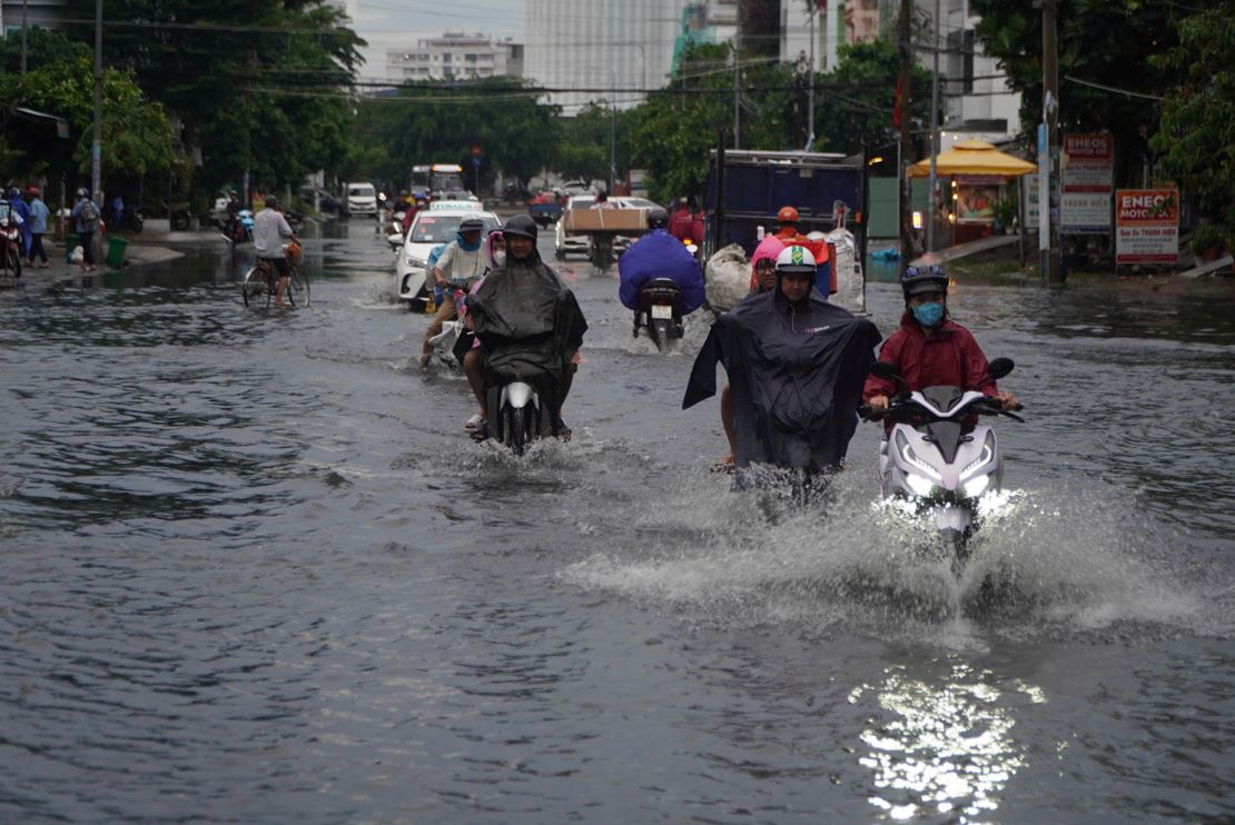 Den hon 18h, tinh trang ngap van chua co dau hieu ket thuc. 