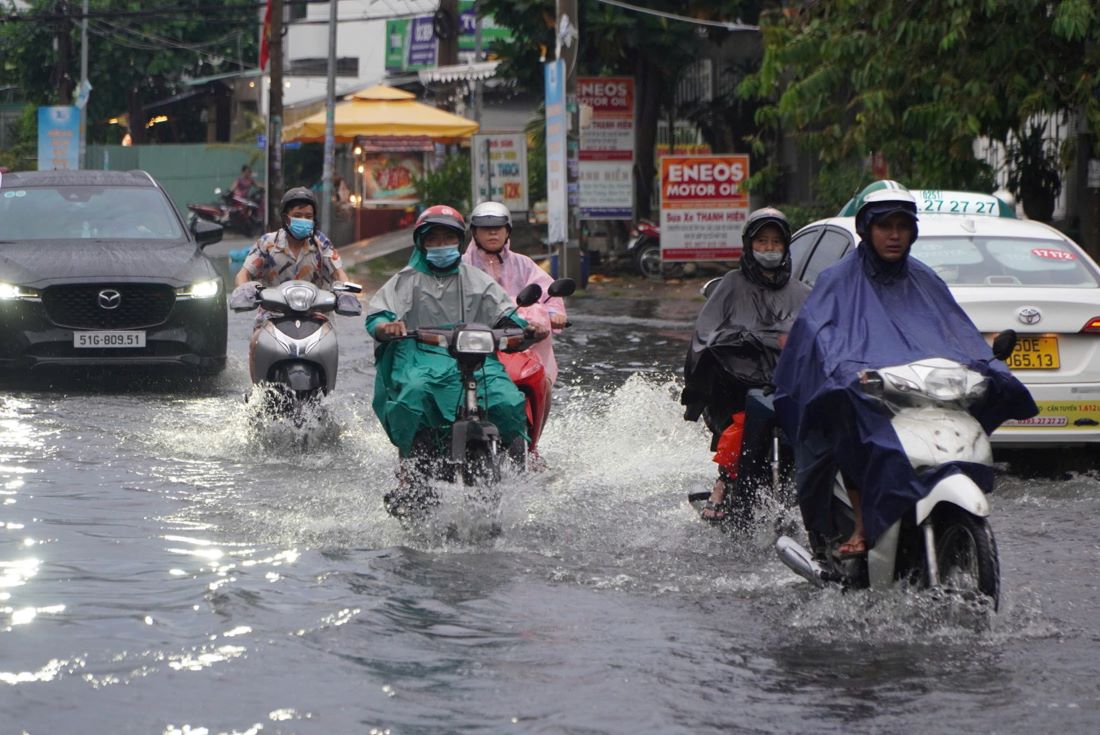 Chieu 11.9, TPHCM xuat hien mua lon, keo dai khien mot so tuyen duong bi ngap nuoc, viec di lai cua nguoi dan gap nhieu kho khan.