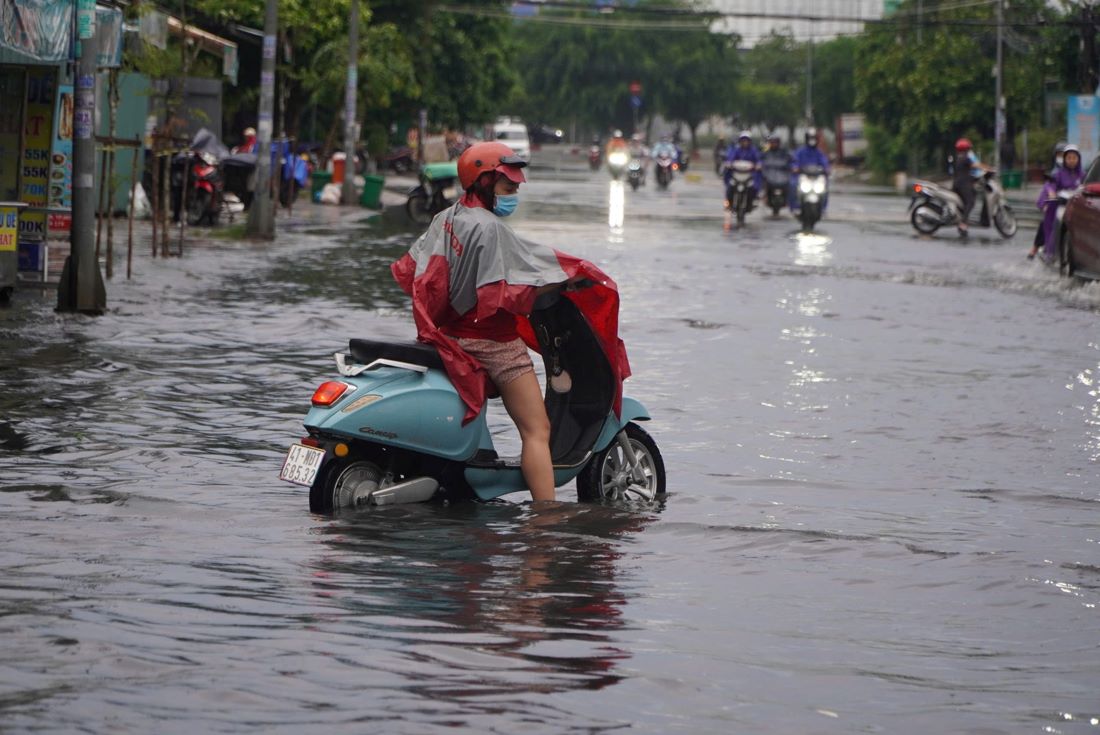 Đường ngập nước khiến việc đi lại của người dân gặp nhiều khó khăn.