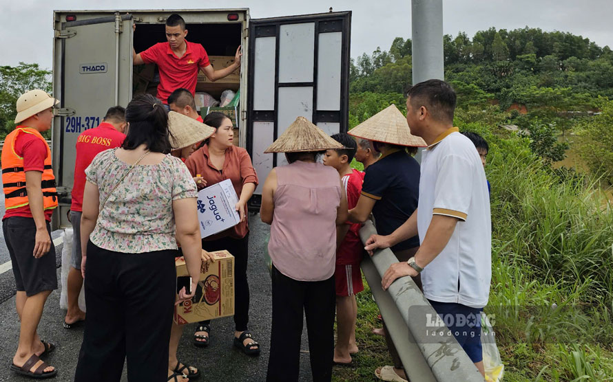 Các đoàn cứu trợ mang nhu yếu phẩm đến người dân vùng lũ Yên Bái. Ảnh: Bảo Nguyên