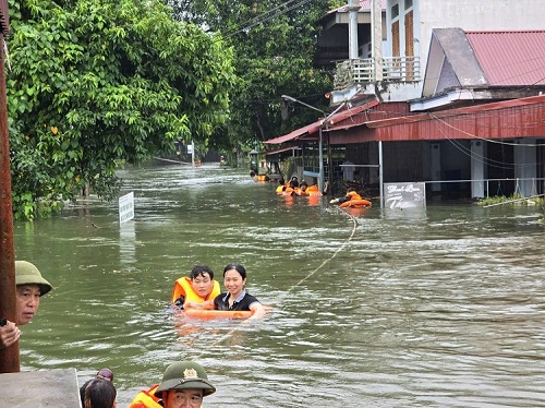 Lực lượng Công an di chuyển người dân đến nơi an toàn. Ảnh: Bộ Công an