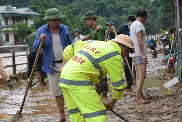 Lực lượng Công an giúp dân khắc phục hậu quả sau bão số 3. Ảnh: Bộ Công an