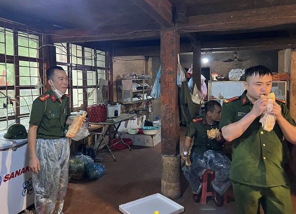 Bữa cơm vội của cán bộ chiến sĩ Công an Cao Bằng trực tiếp tham gia cứu nạn cứu hộ tại xã Ca Thành, huyện Nguyên Bình. Ảnh: Bộ Công an