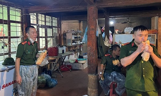 Bữa cơm vội của cán bộ chiến sĩ Công an Cao Bằng trực tiếp tham gia cứu nạn cứu hộ tại xã Ca Thành, huyện Nguyên Bình. Ảnh: Bộ Công an