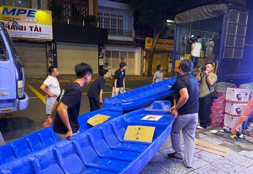 Dân TPHCM góp áo phao, thuyền máy để hỗ trợ người dân vùng lũ lụt