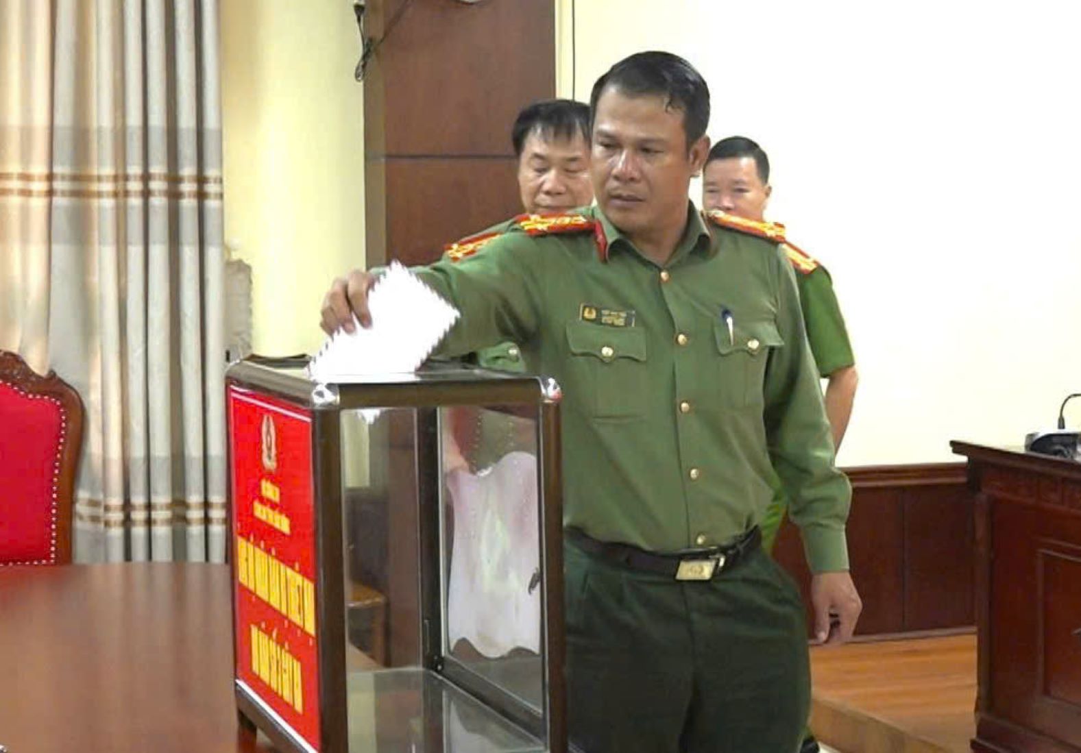 Cán bộ, chiến sĩ công an tham gia quyên góp, giúp đỡ đồng bào phía Bắc. Ảnh: Minh Quỳnh