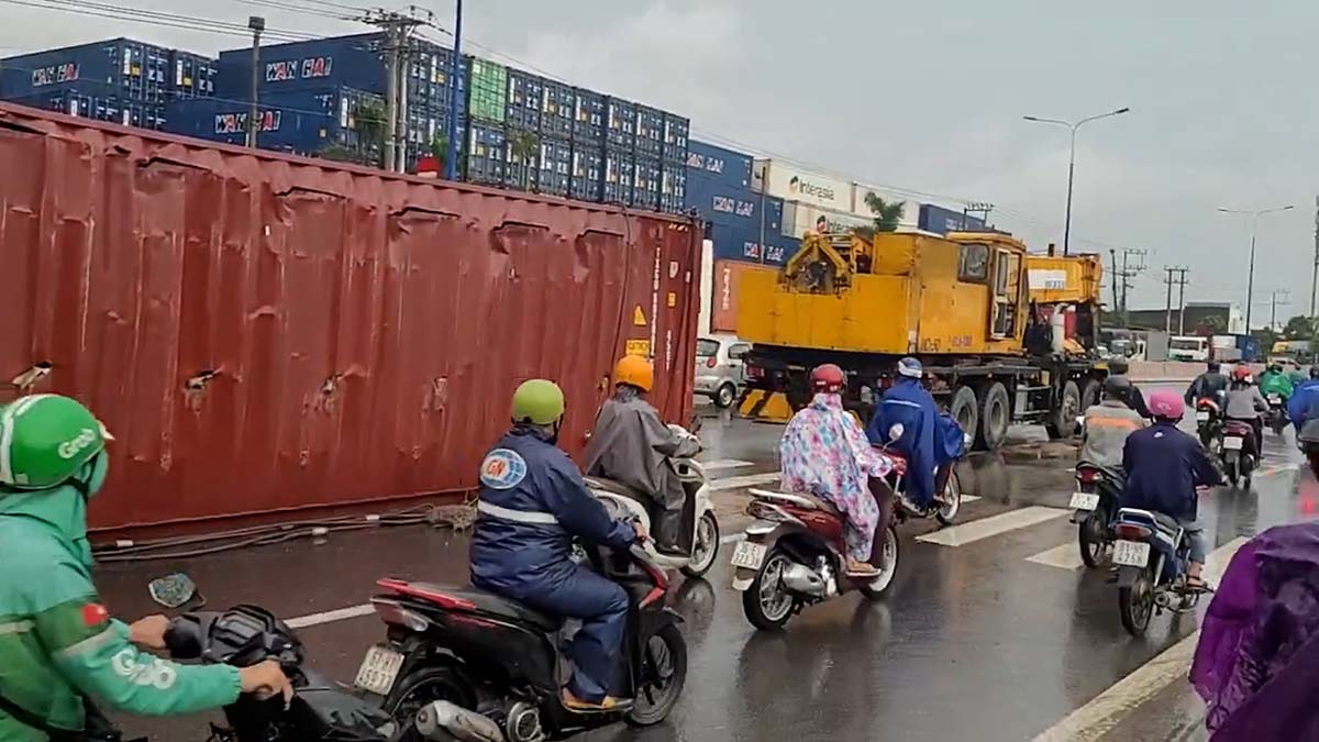Hiện trường vụ thùng container rơi xuống đường ở Bình Dương. Ảnh: Đình Trọng