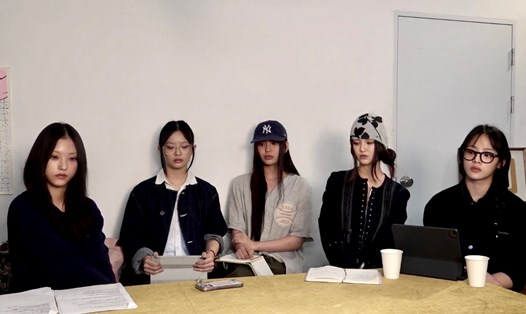 NewJeans bất ngờ livestream giữa tranh cãi. Ảnh: Naver