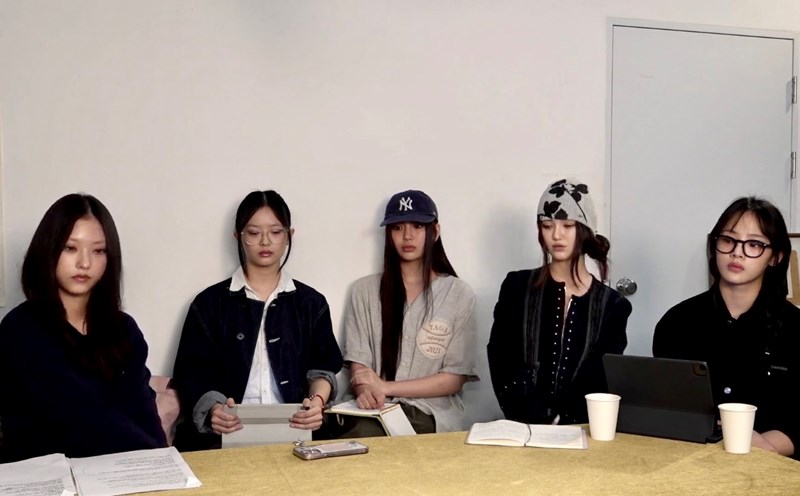NewJeans bất ngờ livestream giữa tranh cãi. Ảnh: Naver