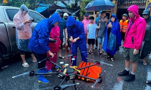 Thái Nguyên dùng máy bay không người lái để tiếp tế, cứu trợ người dân vùng ngập lụt. Ảnh: Trần Cường.