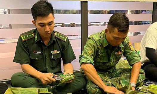 Cán bộ, chiến sĩ Biên phòng Đà Nẵng gói bánh chưng gửi tặng người dân vùng lũ. Ảnh: Doãn Quang