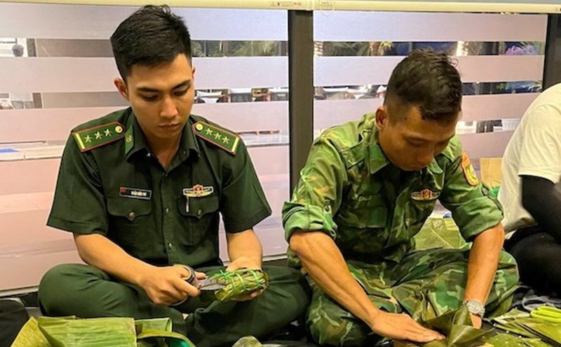 Cán bộ, chiến sĩ Biên phòng Đà Nẵng gói bánh chưng gửi tặng người dân vùng lũ. Ảnh: Doãn Quang