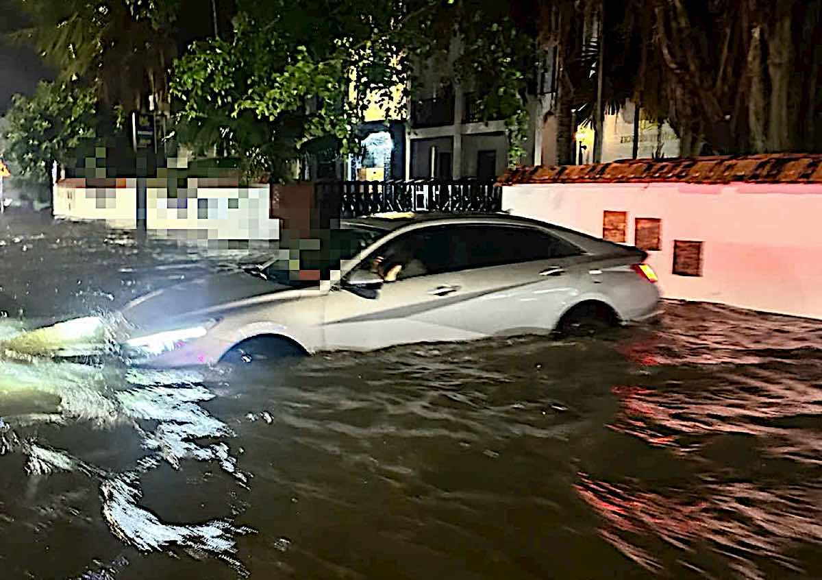 Một xe bị ngập trên đường Nguyễn Đình Chiểu, phường Hàm Tiến ngay đoạn dốc nước mưa đổ xuống. Ảnh: NDCC