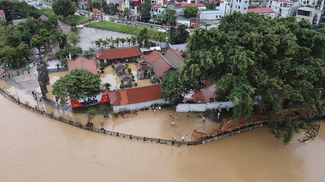 Cũng theo ghi nhận của Lao Động, chiều 11.9, khu vực trung tâm Hà Nội có mưa to, đường Võ Chí Công đoạn qua Lotte Mall Tây Hồ ngập úng cả 2 chiều, lối lên cầu Nhật Tân hơi ùn nhẹ.  Mực nước sông Hồng đã dâng lên cao, khu vực bãi hai bên cầu Nhật Tân chìm trong nước. Nhiều vùng trồng hoa màu hay khu vực vườn đào Nhật Tân sát sông Hồng đã ngập sâu trong nước lũ.