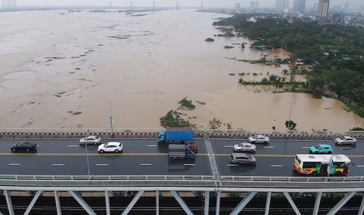 O khu vuc cau Thang Long (Ha Noi),  muc nuoc song Hong cung dang cao, chay xiet. Anh: Phan Anh