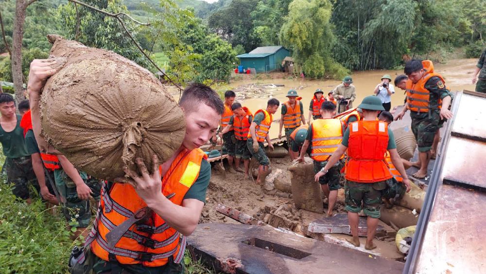 Cán bộ, chiến sĩ Sư đoàn 316, Quân khu 2 tổ chức tìm kiếm nạn nhân và khắc phục hậu quả lũ quét ở thôn làng Nủ, xã Phúc Khánh, huyện Bảo Yên, tỉnh Lào Cai. Ảnh: Bộ Quốc phòng