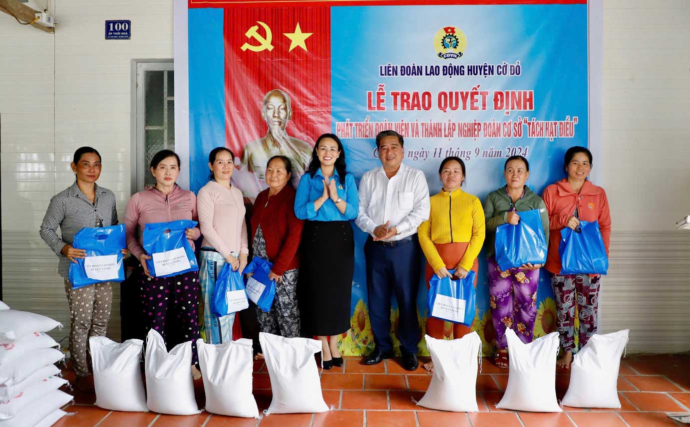 Trao quà cho đoàn viên, người lao động có hoàn cảnh khó khăn. Ảnh: Hồng Vân