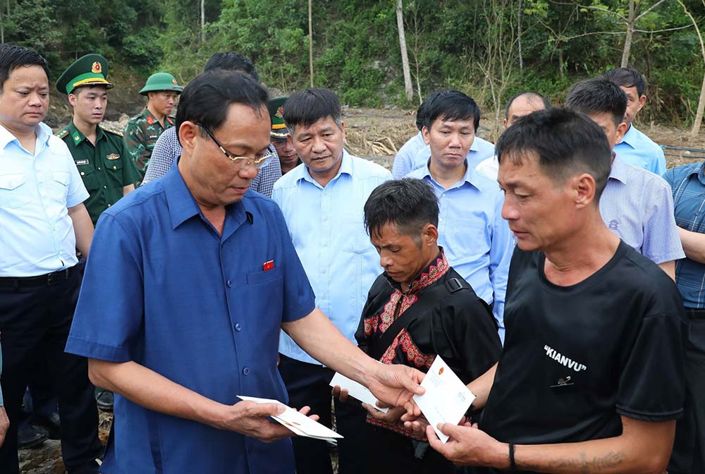 Phó Chủ tịch Quốc hội Trần Quang Phương thăm hỏi, tặng quà người dân bị thiệt hại do mưa lũ tại Điện Biên. Ảnh: Xuân Bốn