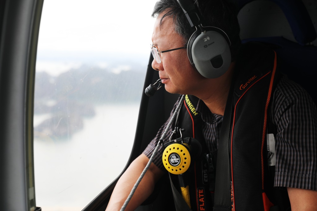 Chủ tịch UBND tỉnh Quảng Ninh Cao Tường Huy quan sát công tác tìm kiếm, cứu hộ, cứu nạn tại khu vực vịnh Hạ Long từ trên cao. Ảnh: Đỗ Phương