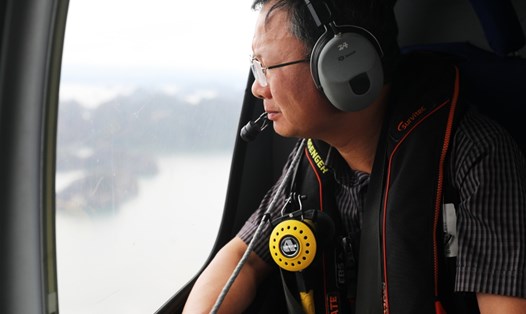 Chủ tịch UBND tỉnh Quảng Ninh Cao Tường Huy quan sát công tác tìm kiếm, cứu hộ, cứu nạn tại khu vực vịnh Hạ Long từ trên cao. Ảnh: Đỗ Phương
