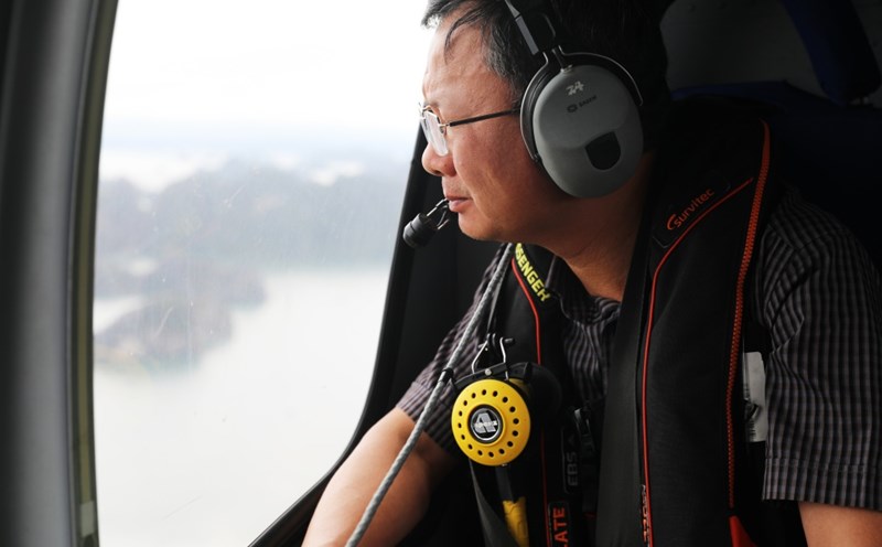 Chủ tịch UBND tỉnh Quảng Ninh Cao Tường Huy quan sát công tác tìm kiếm, cứu hộ, cứu nạn tại khu vực vịnh Hạ Long từ trên cao. Ảnh: Đỗ Phương