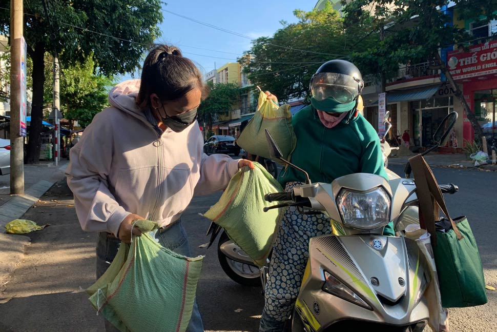 Nguoi dan Phu Yen quyen gop gao de ho tro ba con mien Bac. Anh: Ngan Ha