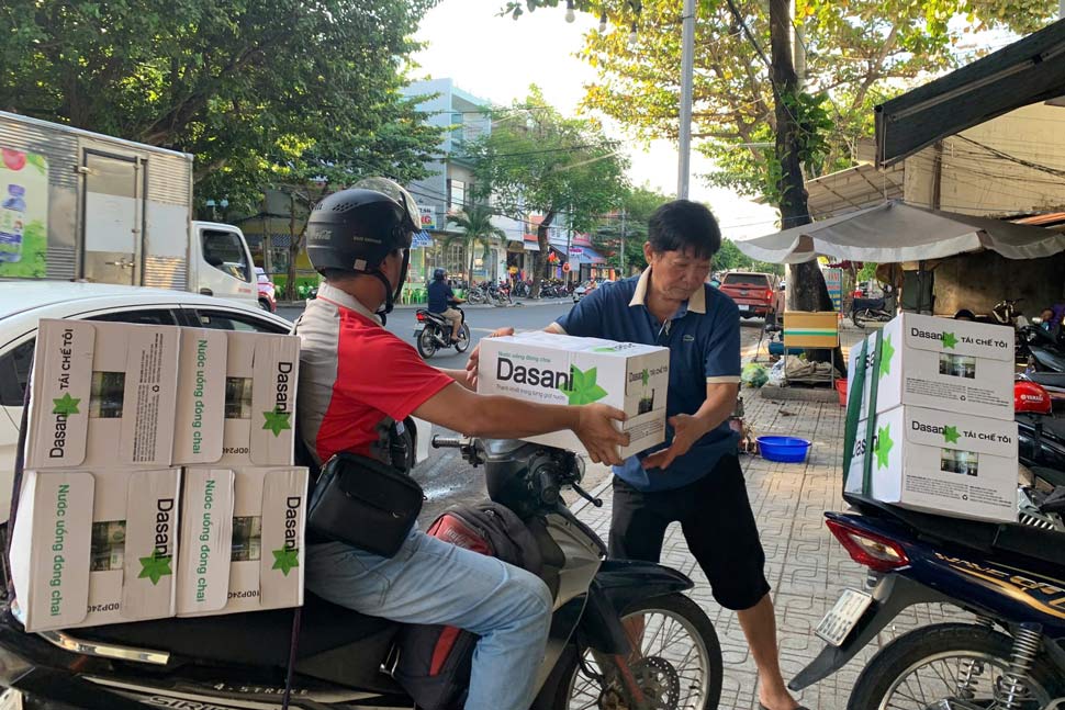 Nuoc suoi cung duoc nhieu nguoi dan Phu Yen cho den diem tap ket tai TP Tuy Hoa. Anh: Ngan Ha