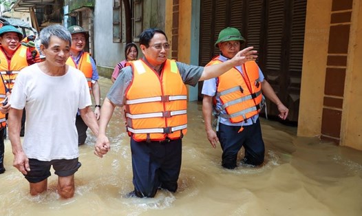 Thủ tướng Chính phủ Phạm Minh Chính trực tiếp vào thăm, động viên người dân khu dân cư bị nước lũ chia cắt tại xã Vân Hà, thị xã Việt Yên, Bắc Giang sáng 10.9. Ảnh: VGP/Nhật Bắc