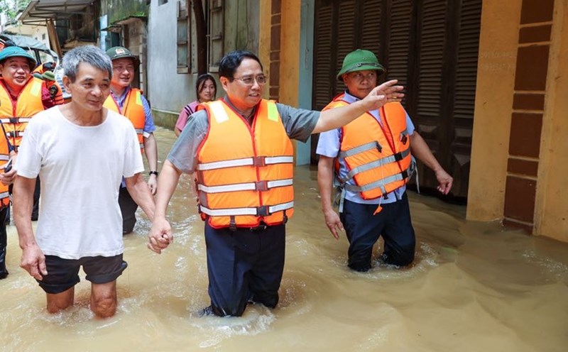 Thủ tướng Chính phủ Phạm Minh Chính trực tiếp vào thăm, động viên người dân khu dân cư bị nước lũ chia cắt tại xã Vân Hà, thị xã Việt Yên, Bắc Giang sáng 10.9. Ảnh: VGP/Nhật Bắc