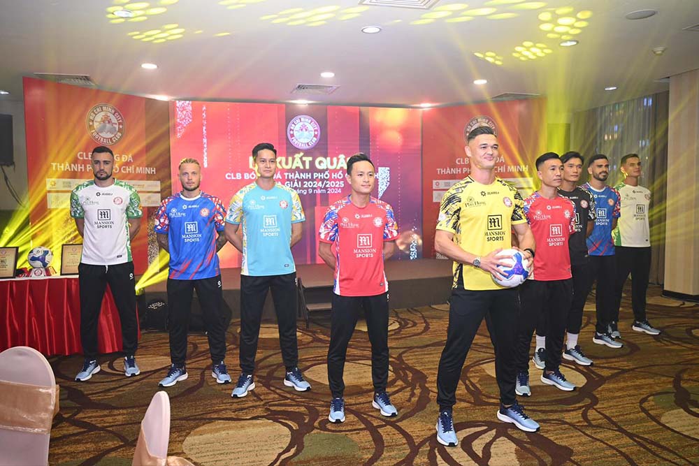 Câu lạc bộ TPHCM giới thiệu áo thi đấu mùa giải 2024-2025 tại lễ xuất quân. Ảnh: CLB TPHCM
