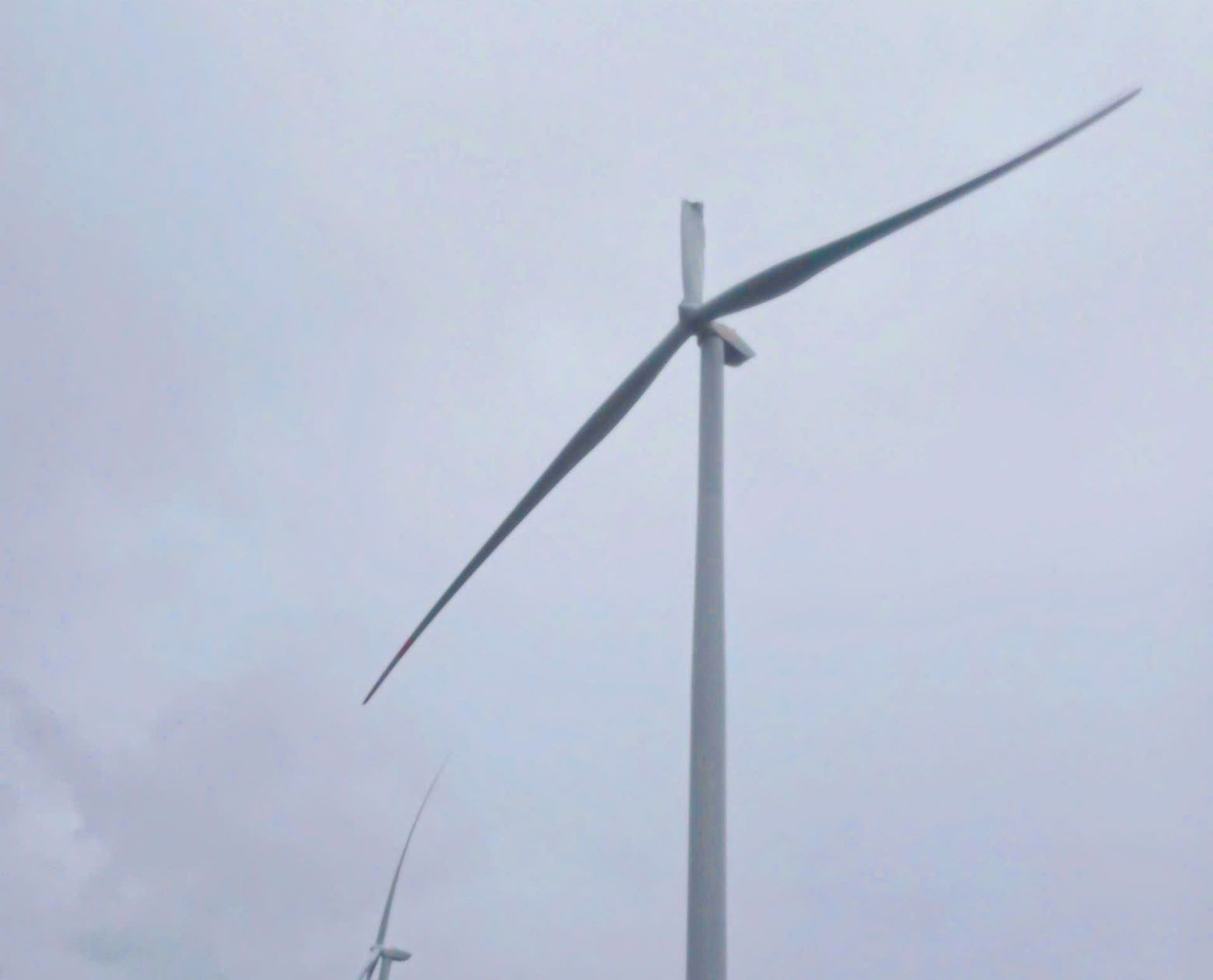 1 cánh quạt điện gió đã bị gãy. Ảnh: Bạn đọc cung cấp.