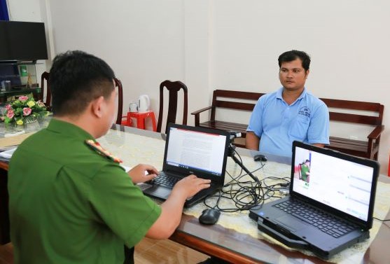 Cơ quan Công an tỉnh Sóc Trăng làm việc với Thạch Thiên. Ảnh: Công an tỉnh Sóc Trăng