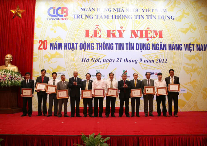 Cac can bo lanh dao co nhieu thanh tich dong gop cho hoat dong TTTD Ngan hang Viet Nam.