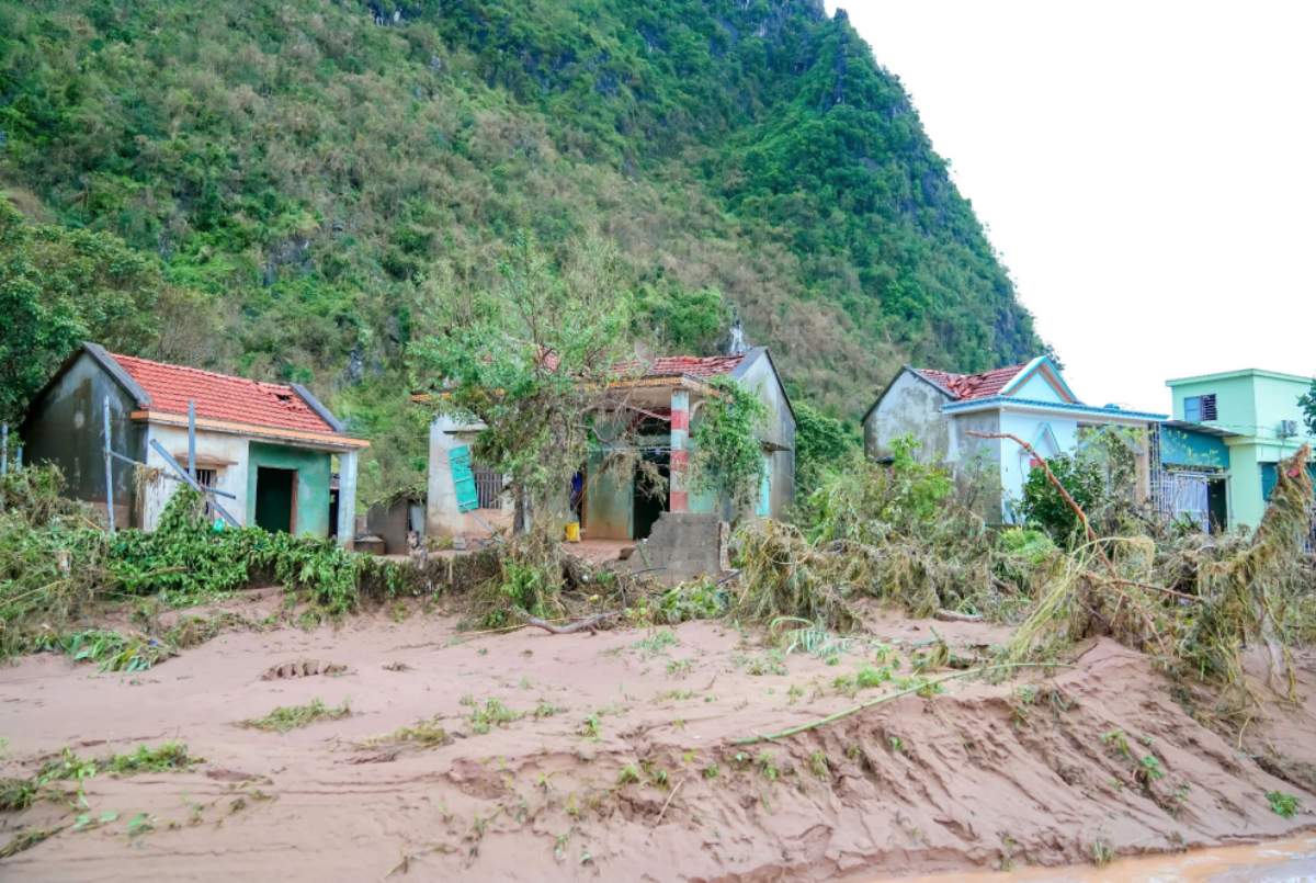 Bão lũ cuốn theo tài sản và cây cối hoa màu. Ảnh: Huy Nam