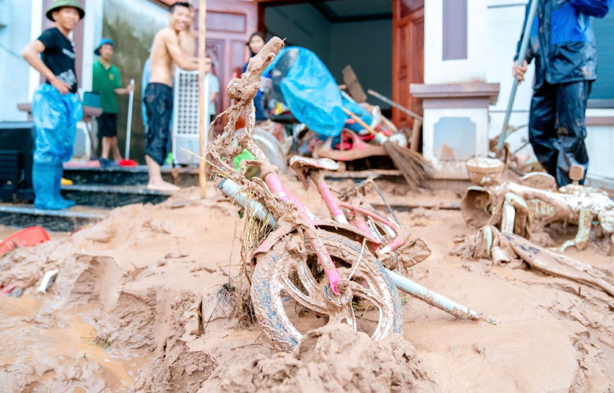 Nước lũ rút đi để lại bùn đất cao 1m tại điểm ngập lụt xã Thống Nhất, TP Hạ Long, tỉnh Quảng Ninh. Ảnh: Huy Nam