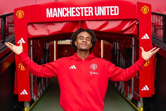 Joshua Zirkzee la mot trong so 5 tan binh cua Man United trong he nay.  Anh: MUFC 