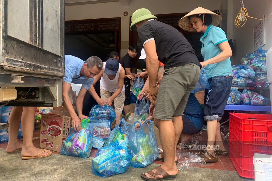 Đến được nơi mình cần, rất khẩn trương, đoàn cứu trợ cùng bắt tay vào phân chia các nhu yếu phẩm thành từng phần khác nhau.