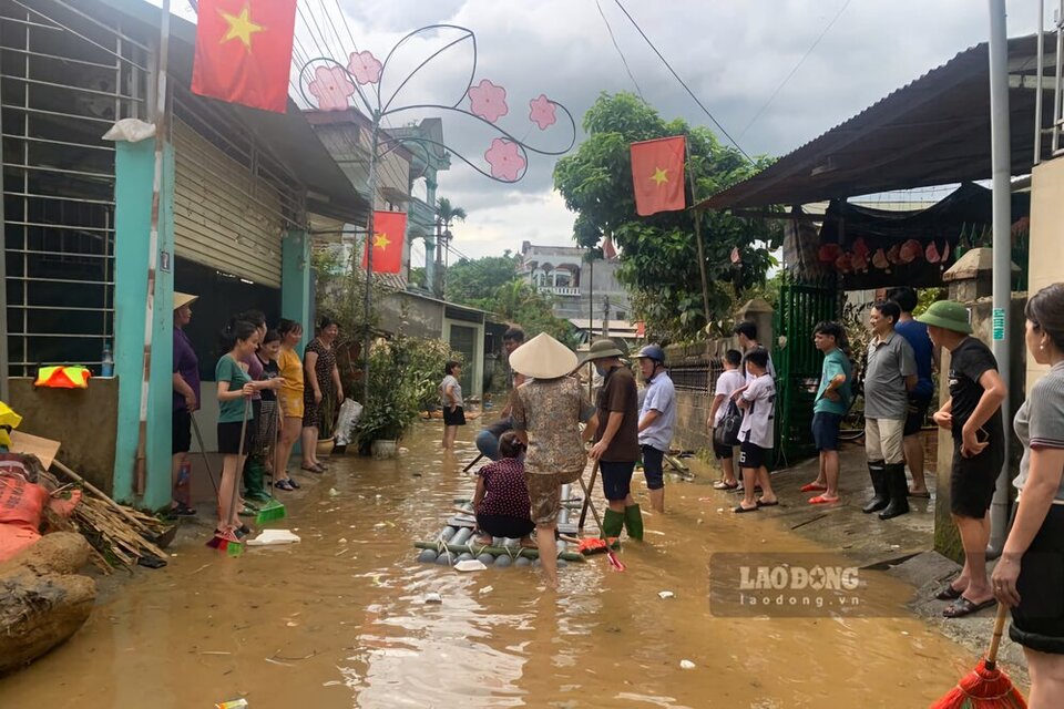 Nhiều người dân hưởng ứng, bằng những chiếc bè tự chế, những người lạ bỗng chốc như những người quen, họ cùng giúp nhau đưa các nhu yếu phẩm tới những người đang thực sự cần.