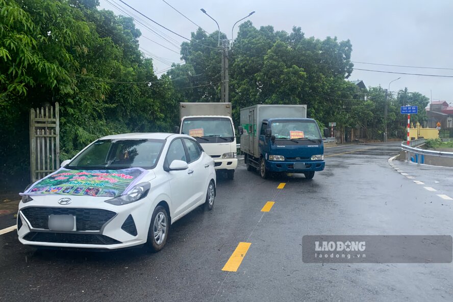 Tren con duong den huyen Chiem Hoa, tinh Tuyen Quang dai hon 100km, duoi nhung con mua va nhieu doan duong doi nui, phai mat gan 3 tieng dong ho, doan cuu tro moi co the den noi.