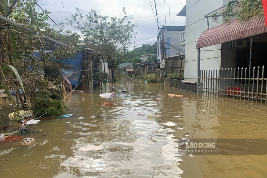 Nhung ngoi lang ngap trong nuoc lu, canh tuong khien ai cung phai xot xa.