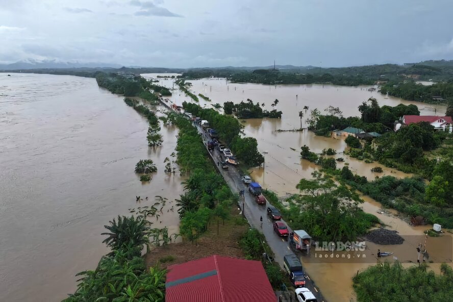 Nhung doan xe cuu tro tu khap moi mien To quoc, noi duoi nhau den giup do nguoi dan vung ngap lut.