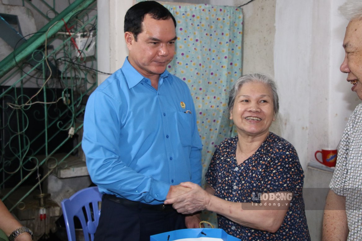 Chủ tịch LĐLĐ Việt Nam trao hỗ trợ cho người dân bị ảnh hưởng bởi lũ lụt thời gian qua.