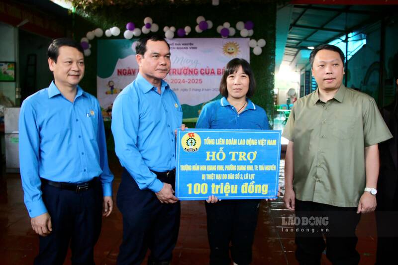 Chu tich Tong LDLD Viet Nam Nguyen Dinh Khang trao 100 trieu ho tro Truong Mam non Quang Vinh. Anh: Viet Bac