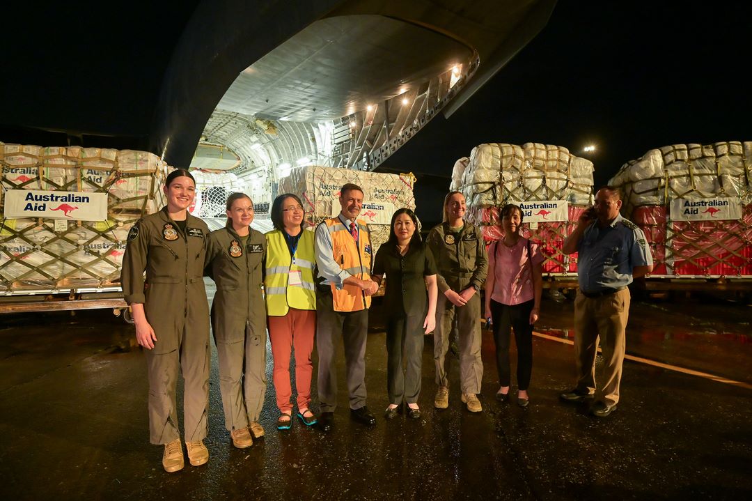 Bà Vũ Thị Hiền Hạnh - Phó Chủ tịch UBND tỉnh Yên Bái và Đại sứ Australia tại Việt Nam Andrew Goledzinowski có mặt tại sân bay Nội Bài để làm lễ bàn giao chuyến hàng hỗ trợ của Australia Aid dành cho Việt Nam. Ảnh: Tùng Đinh.